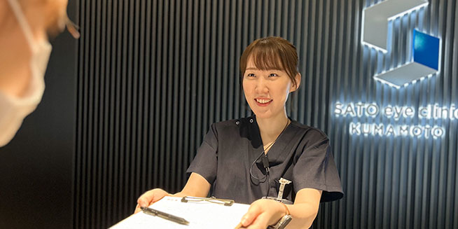 スタッフによる受付風景写真
